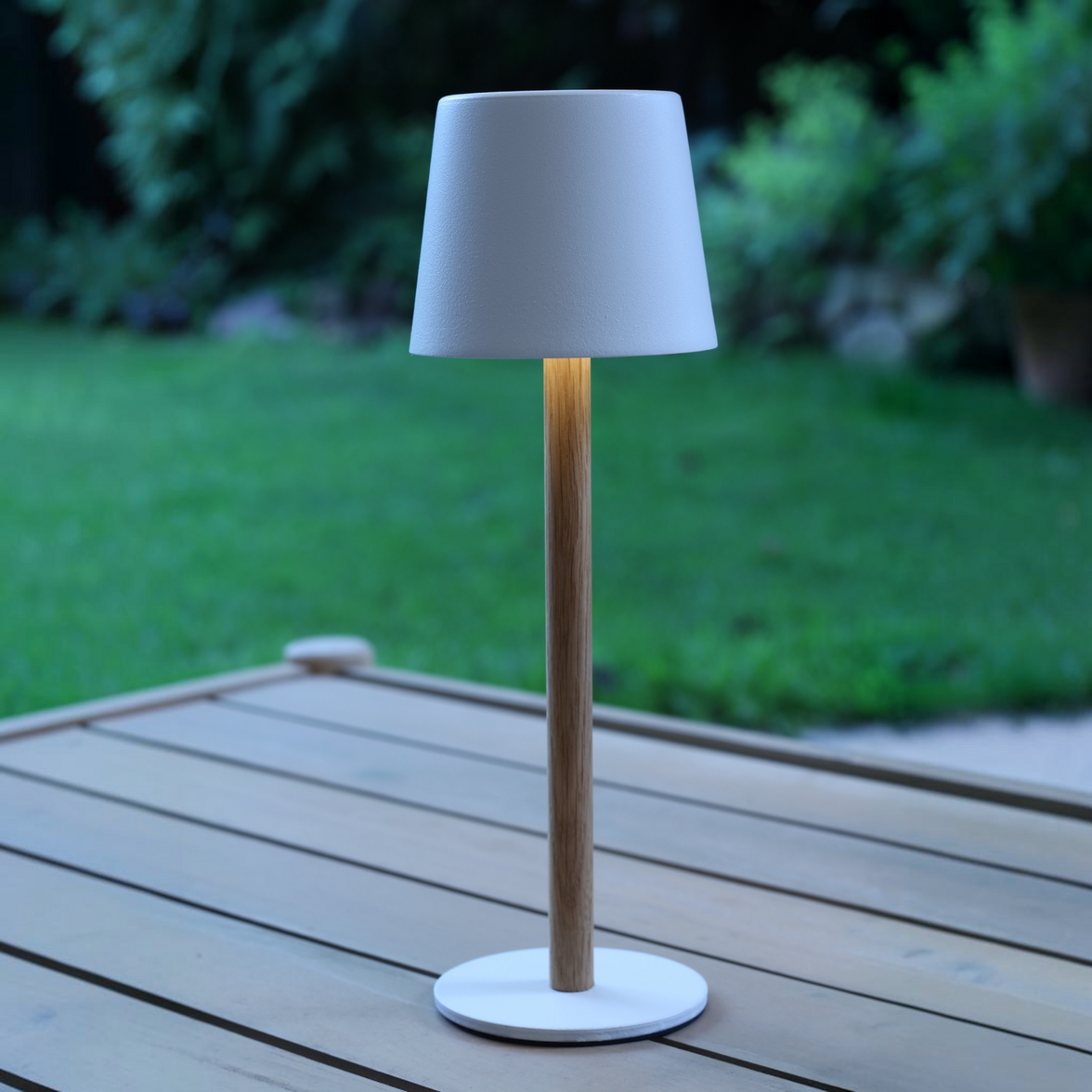 TIMBERCAN Mini Akku LED Tischlampe aus Massivholz – Kompakte Design Tischleuchte im Scandi Stil