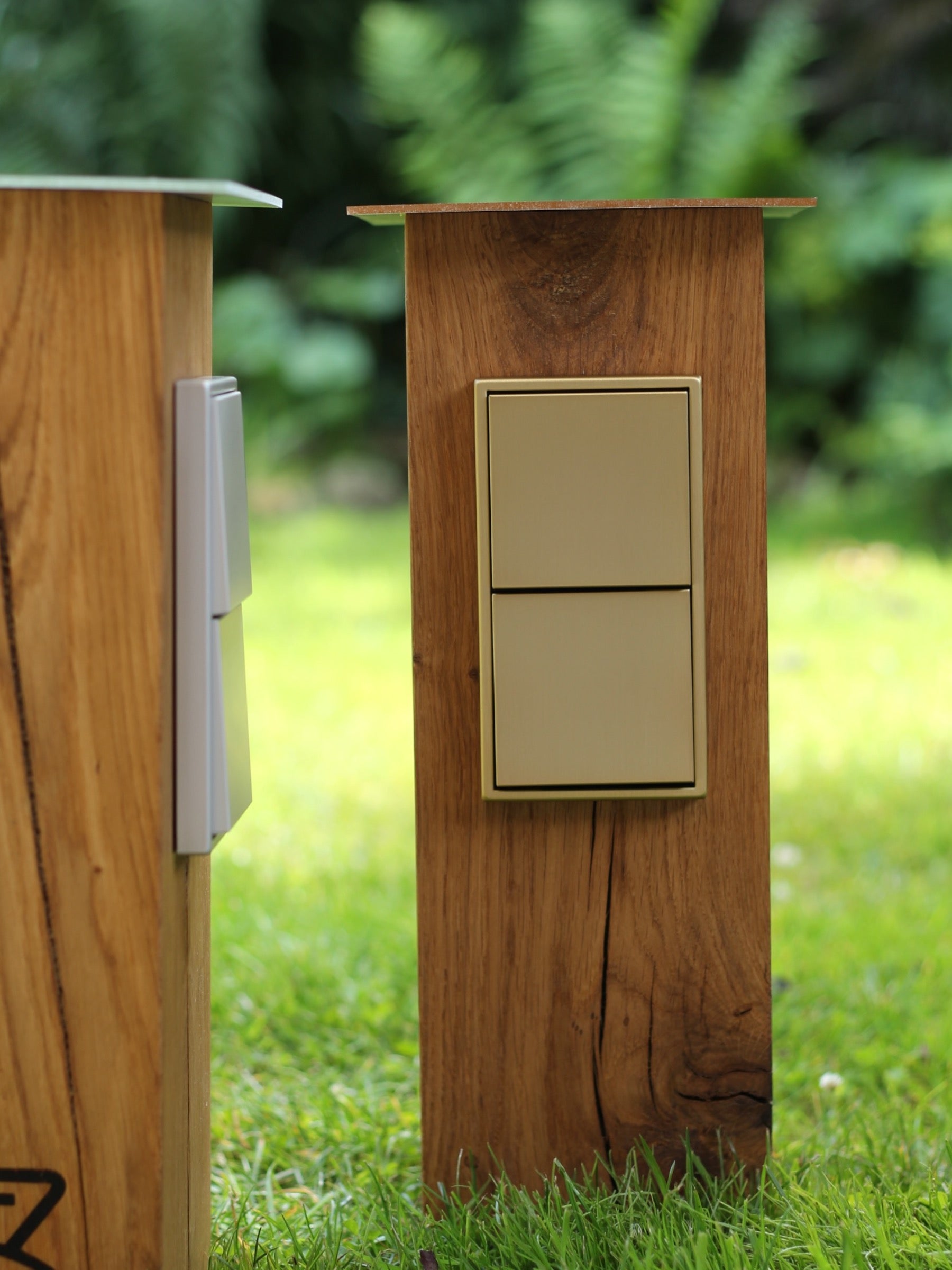 Nahaufnahme von den Steckdosen aus Messing in Goldoptik und aus Aluminium in Silberoptik. 