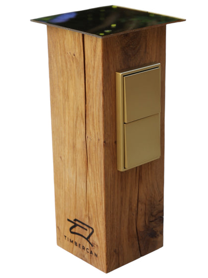 Goldene Steckdosensäule aus Massivholz von Timbercan. 