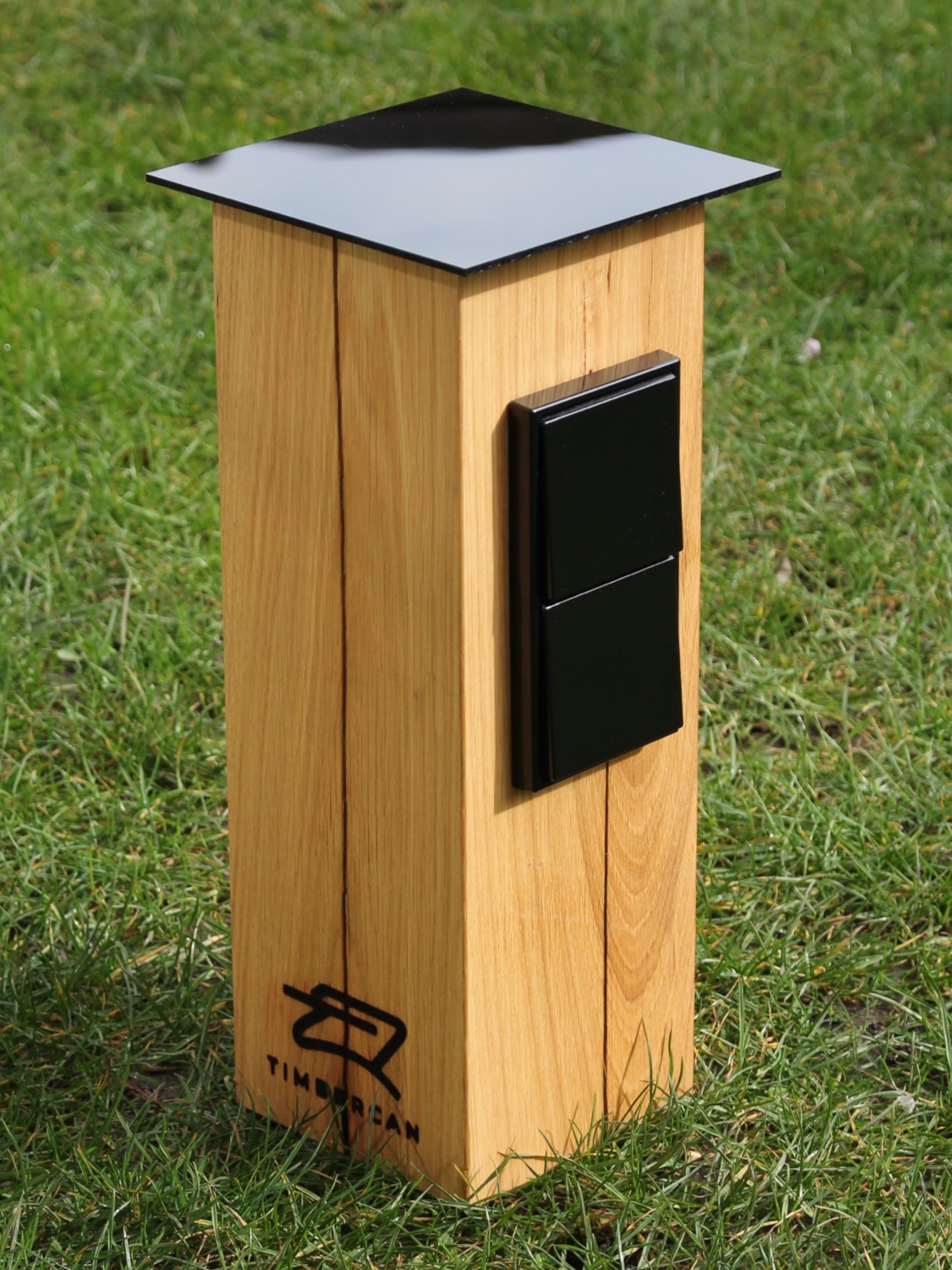 TIMBERCAN Steckdosensäule/Gartensteckdose aus Massivholz auf dem Rasen montiert. 
