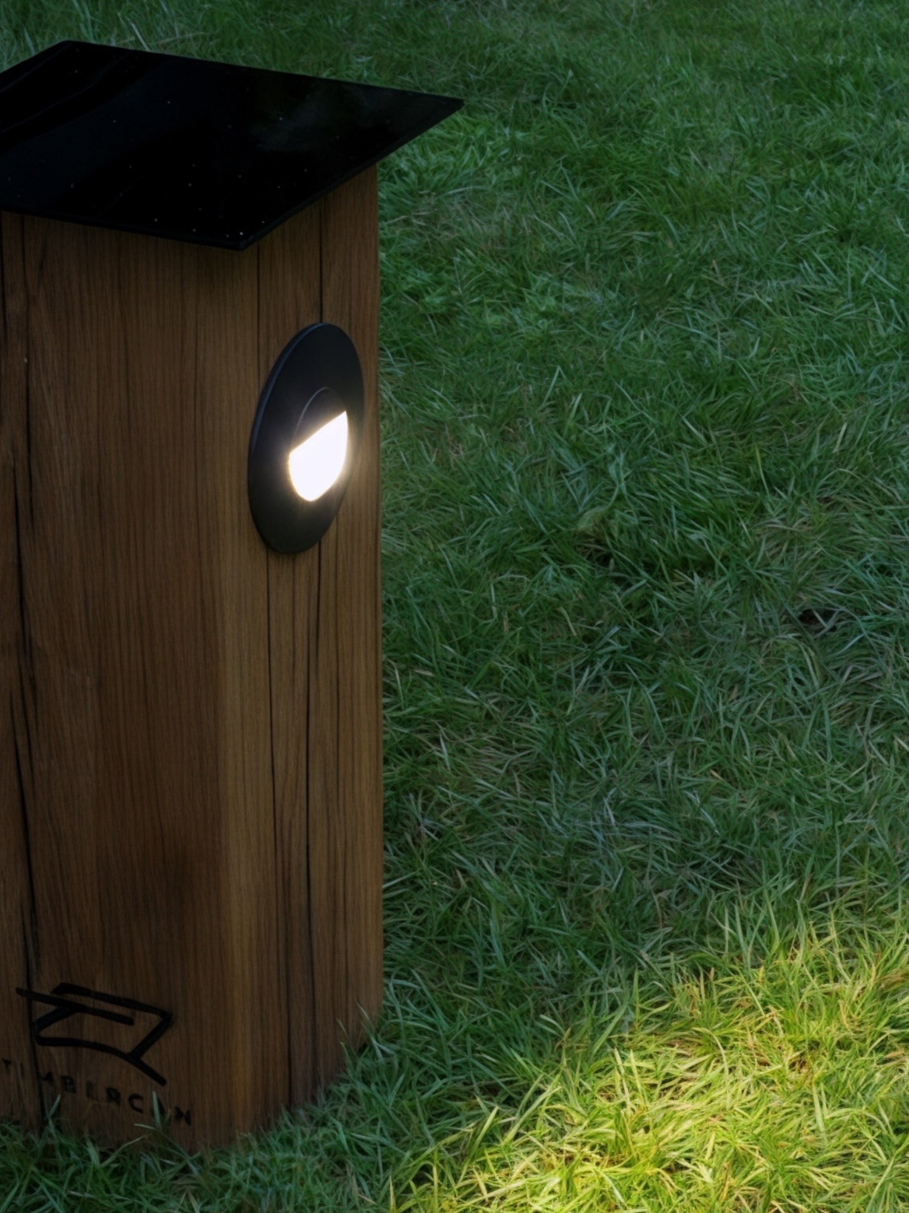 Die LED-Wegleuchte leuchtet den Garten perfekt aus. 