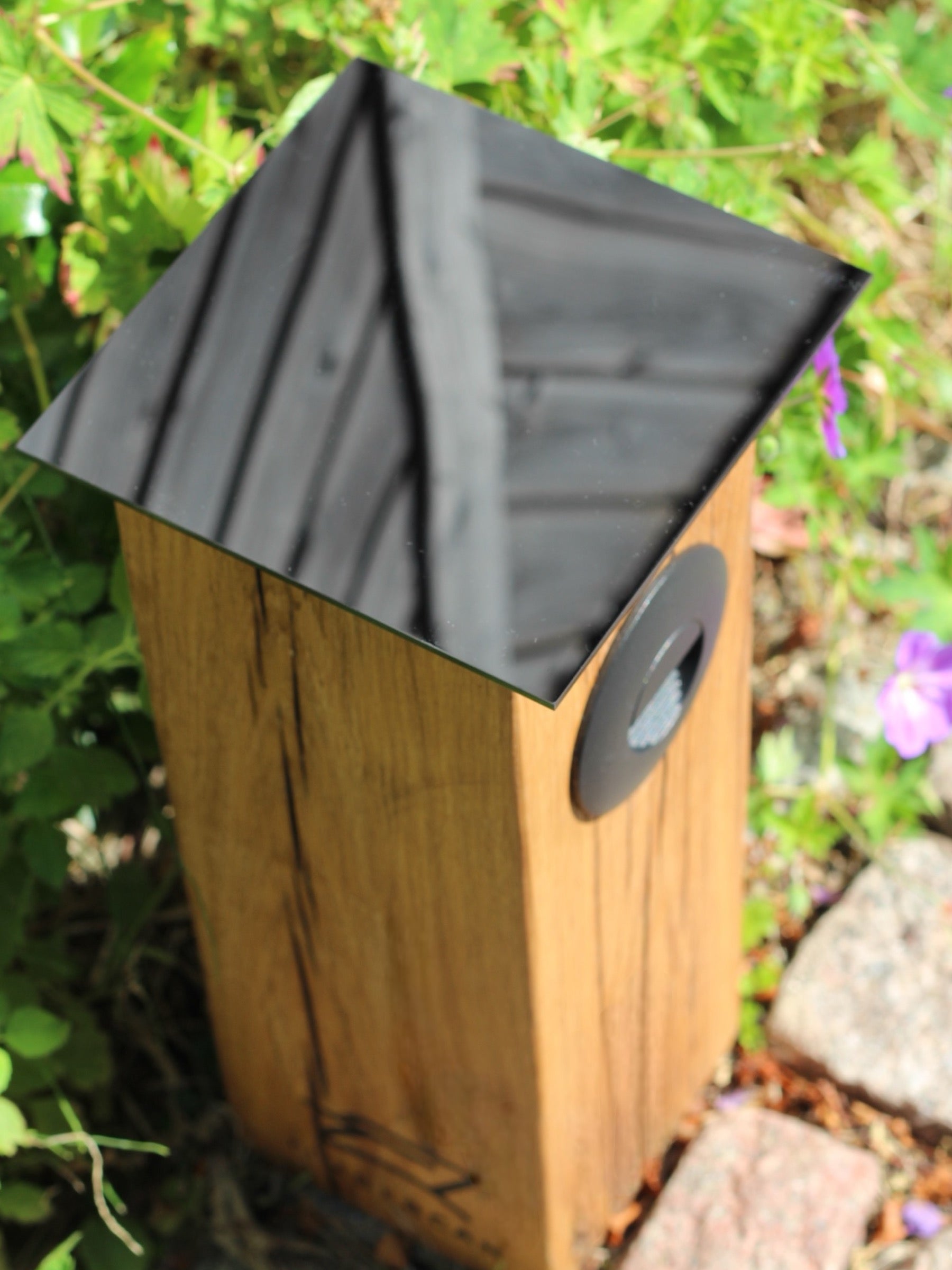 Ansicht von oben auf die LED-Wegleuchte aus Eichenholz. 