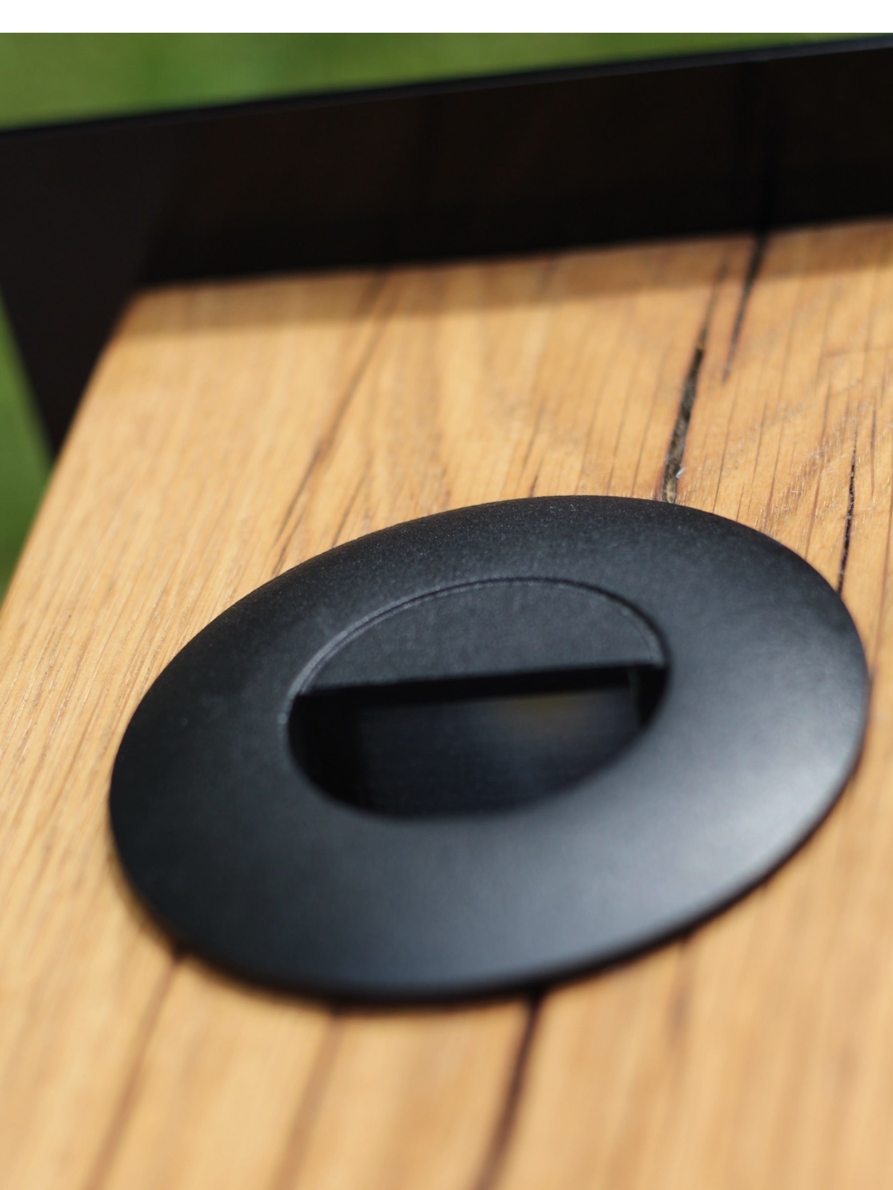 Detailansicht der High-Power LED, eingelassen im Eichenholz. 