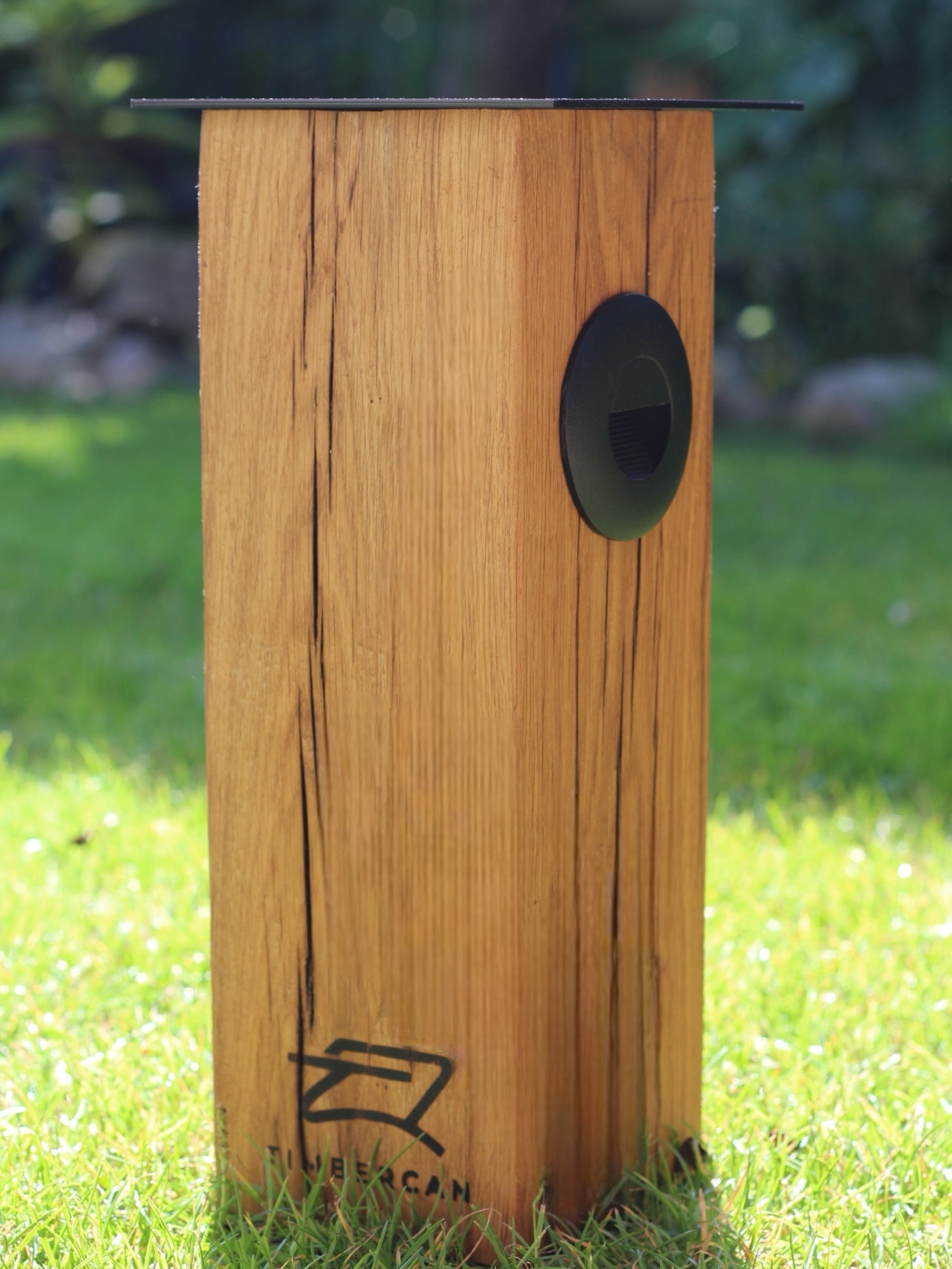 Wegleuchte in der Nahaufnahme im Garten. 