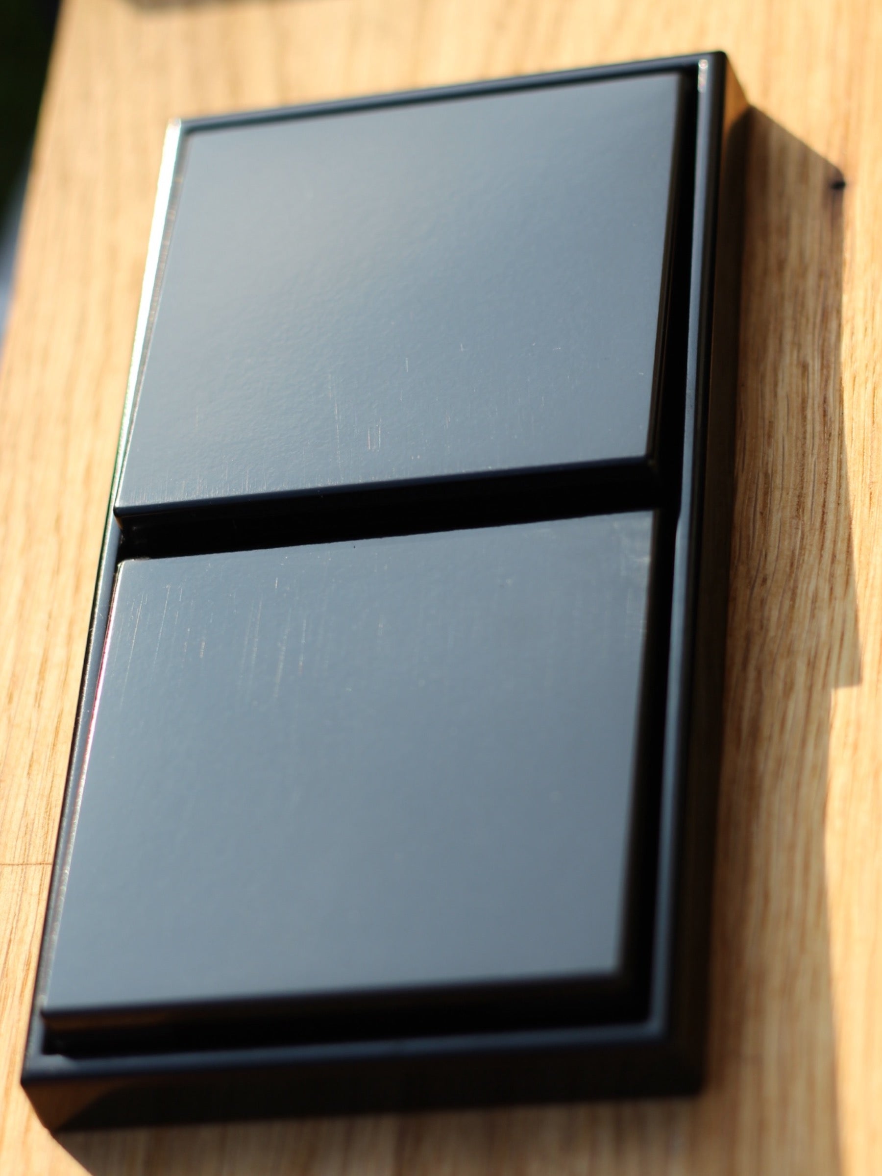 Detailansicht der Steckdosen in Glanzschwarz. 