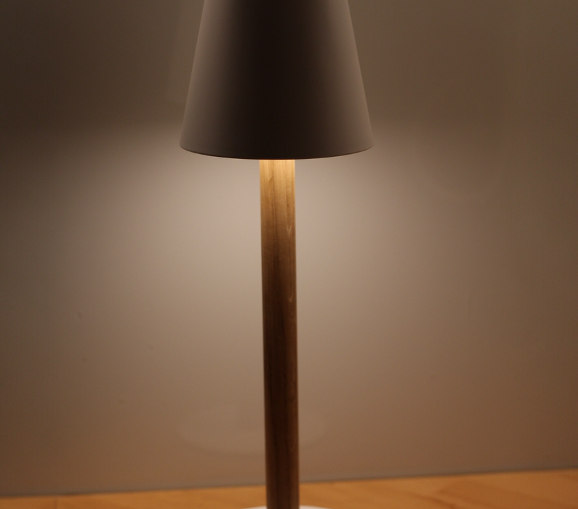 Beleuchtete weiße TIMBERCAN Akku-Tischlampe mit Eichenholz-Ständer auf Arbeitsplatte – dimmbare, kabellose LED-Designleuchte
