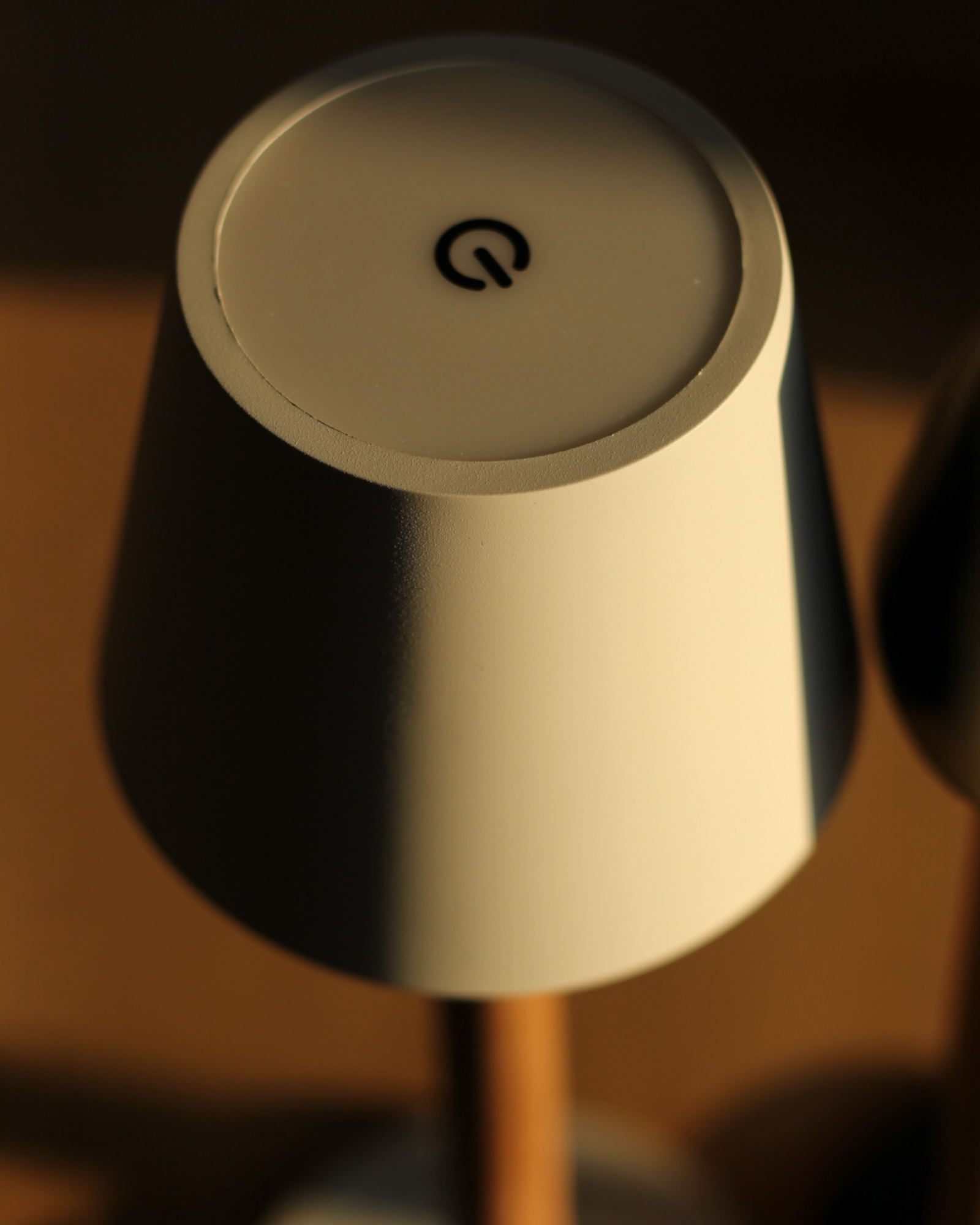 Detailansicht der weißen TIMBERCAN Akku-Tischlampe mit Touch-Bedienfeld und Eichenholz-Ständer – kabellose LED-Designleuchte