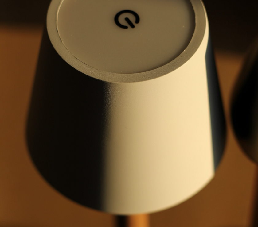 Detailansicht der weißen TIMBERCAN Akku-Tischlampe mit Touch-Bedienfeld und Eichenholz-Ständer – kabellose LED-Designleuchte