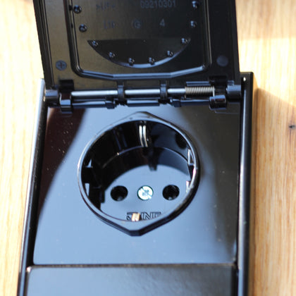 TIMBERCAN Design-Steckdosensäule aus Massivholz – Smart mit WLAN