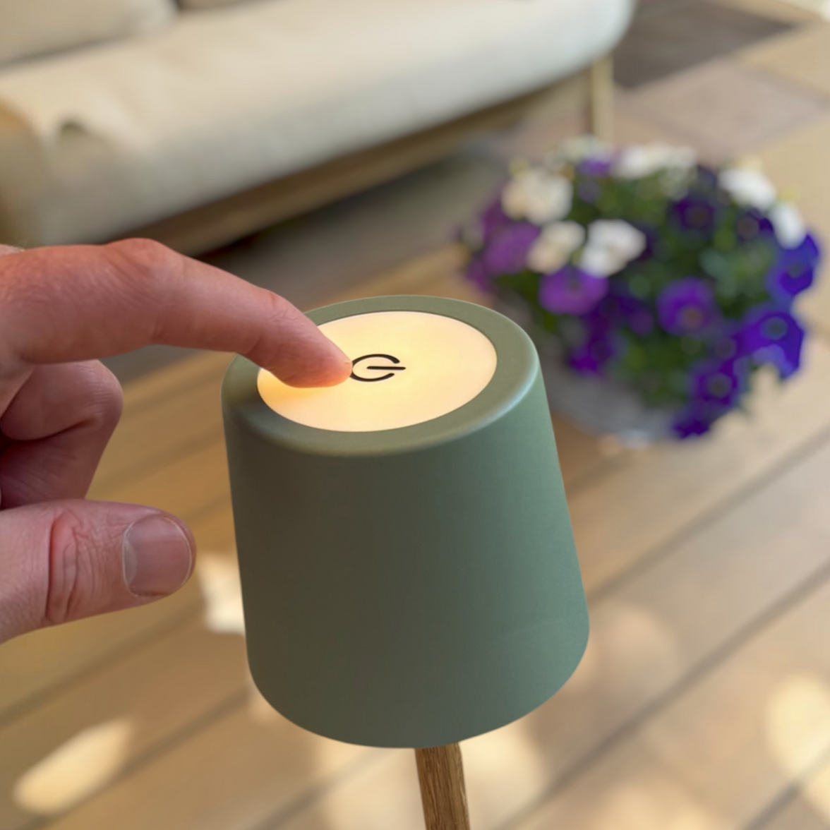 TIMBERCAN Mini Akku LED Tischlampe aus Massivholz – Kompakte Design Tischleuchte im Scandi Stil