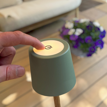 TIMBERCAN Mini Akku LED Tischlampe aus Massivholz – Kompakte Design Tischleuchte im Scandi Stil