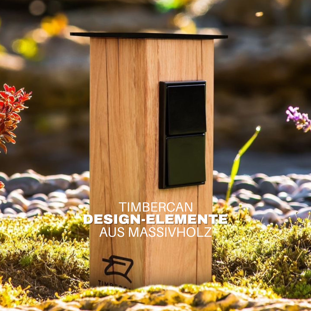 TIMBERCAN Design-Steckdosensäule aus Massivholz in einem Garten 