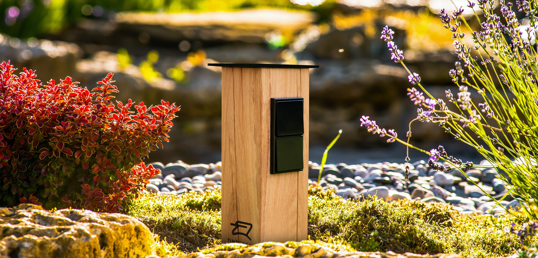 TIMBERCAN Design-Steckdosensäule aus Massivholz in einem Garten 