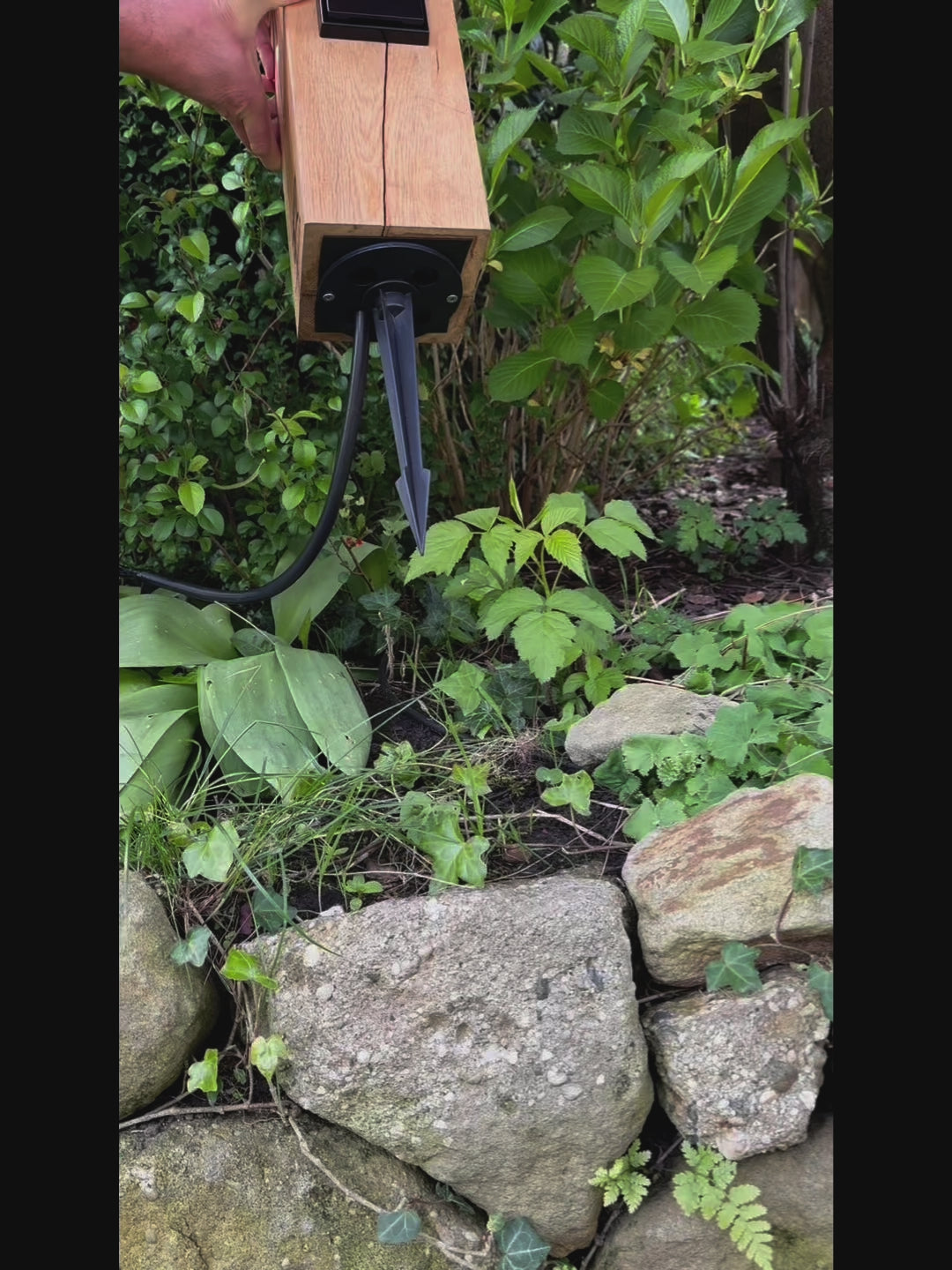 Videoclip der die einfache Montage der Steckdosensäule/Gartensteckdose im Hochbeet zeigt. 